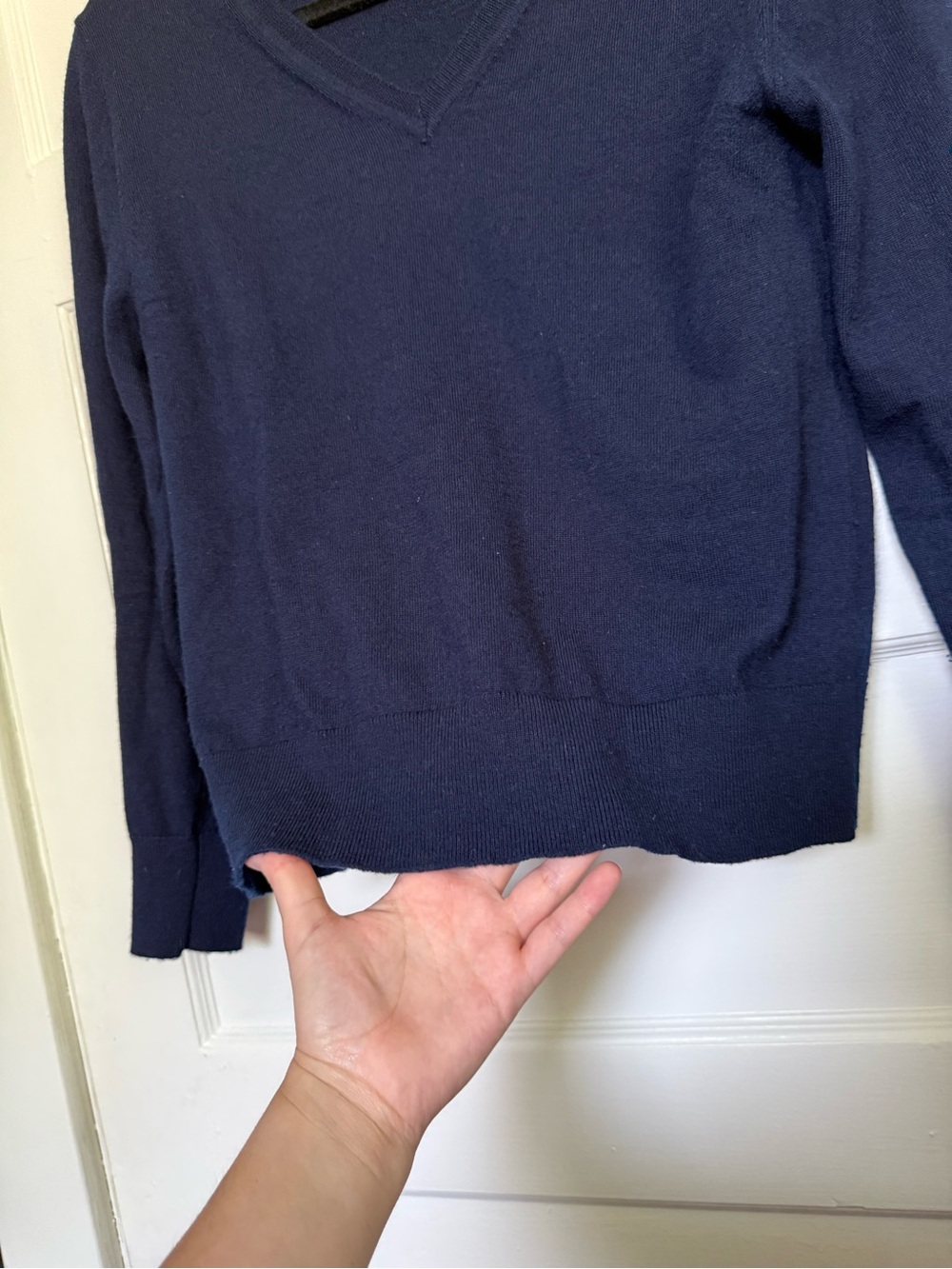 Quince Deep Navy V-Neck 100% Merino Wool Sweater Quiet Luxury Sz S - Picture 9 of 10
